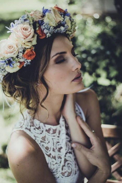 Peinados de boda con coronas de flores