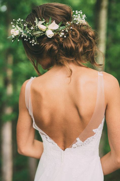 Peinados de boda con coronas de flores