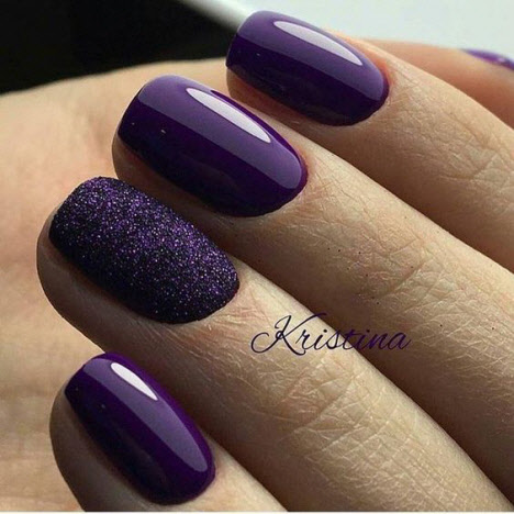 Manicura para uñas cortas con purpurina y frote.