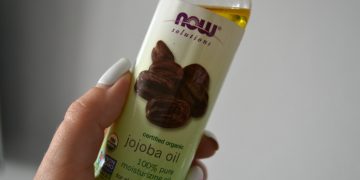 Jojoba oil for hair