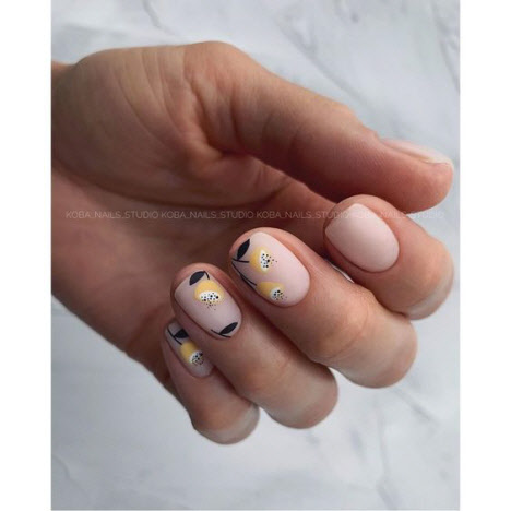 Delicate manicure with flowers