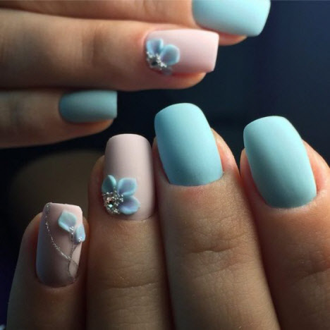 Manicure with voluminous flowers