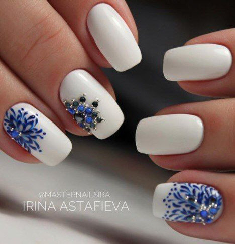 Manicure with flowers for short nails