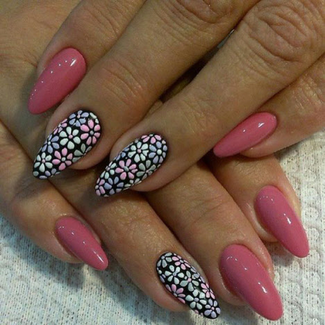 Manicure with voluminous flowers
