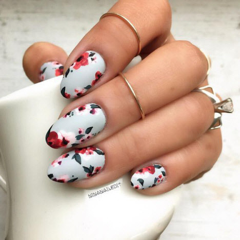 Manicure with flowers: fashionable photo news