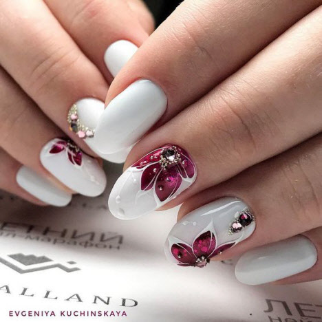 Manicure with flowers for short nails