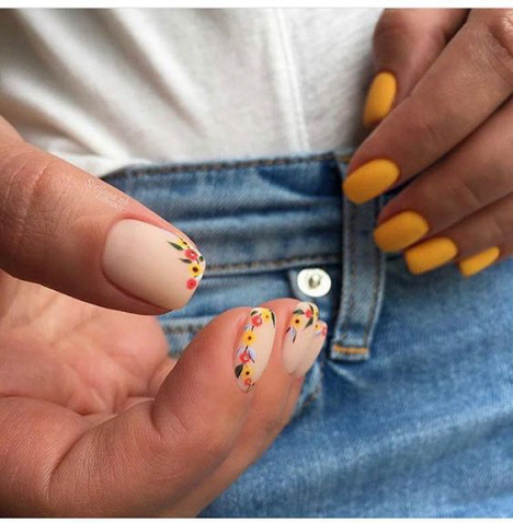 Manicure with flowers: fashionable photo news