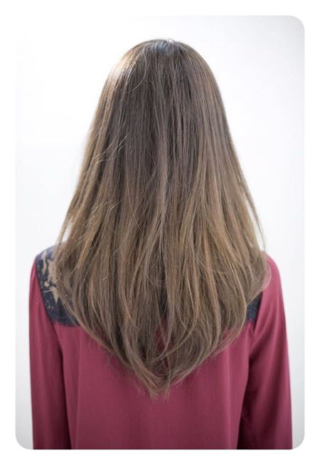 Corte de pelo en forma de V para cabello largo.