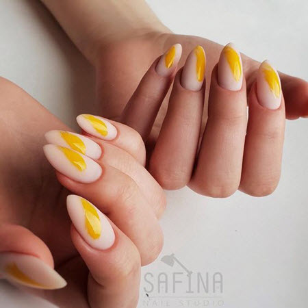 Hermosa manicura amarilla