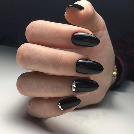 Fashionable nail design for oval nails