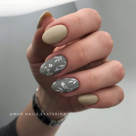 Fashionable nail design for oval nails