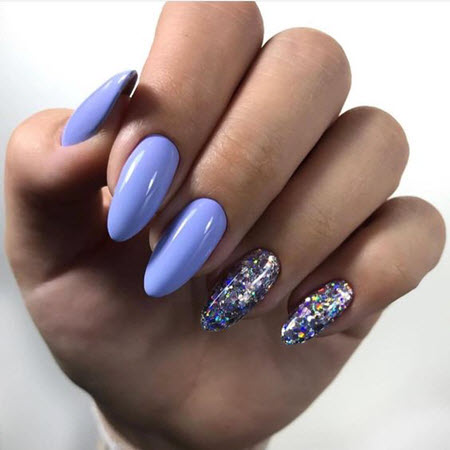 Manicura con purpurina azul