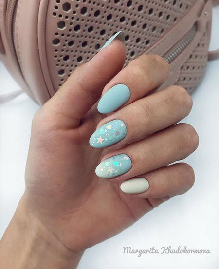 Photo of blue manicure for long almond-shaped nails