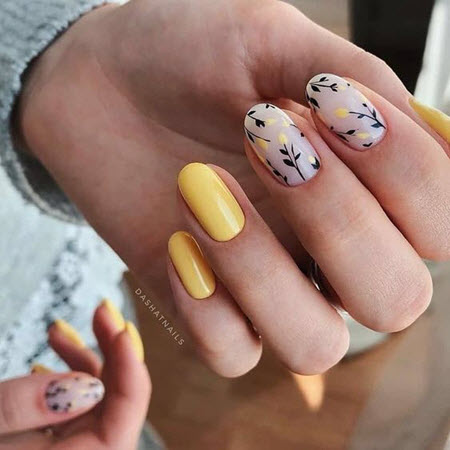 Diseño de uñas con flores pequeñas.