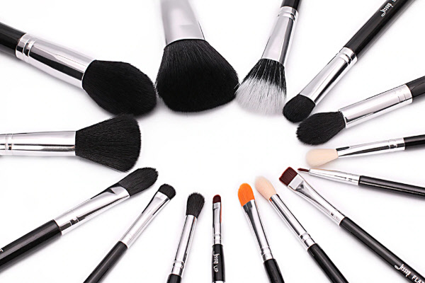 Advantages of an online cosmetics store