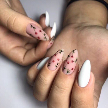 Photo of manicure with flowers