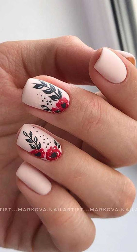 Manicure design with poppies