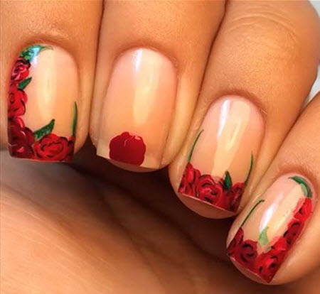 Diseño de uñas de moda con rosas.