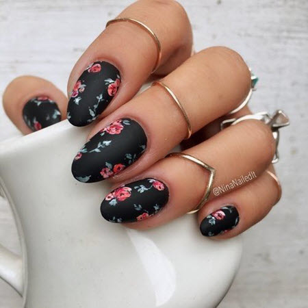 Fashionable nail design with roses
