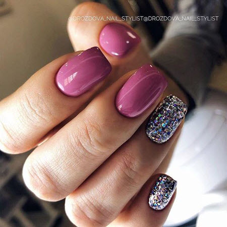 Manicura con purpurina para uñas cuadradas.
