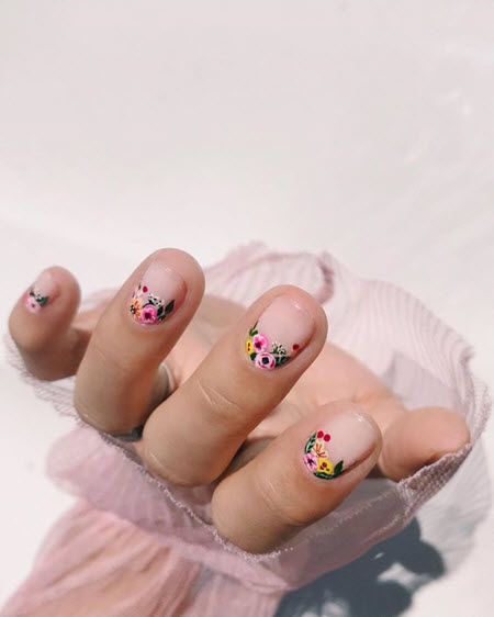 Nail design with small flowers