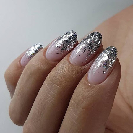 Glitter manicure on the tips