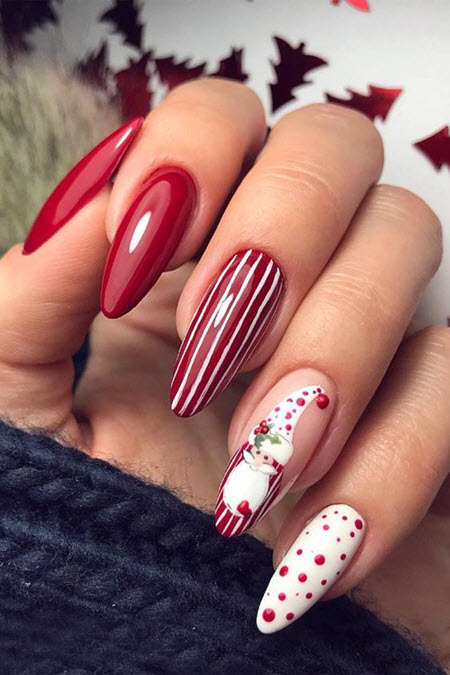 Ideas de manicura roja para el invierno Los motivos navideños bellamente ilustrados en las yemas de los dedos en rojo alegrarán su manicura de invierno.