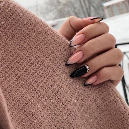 Fashionable and beautiful black manicure