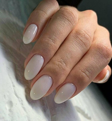 Solid color manicure that looks expensive