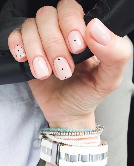 Nail design with dots
