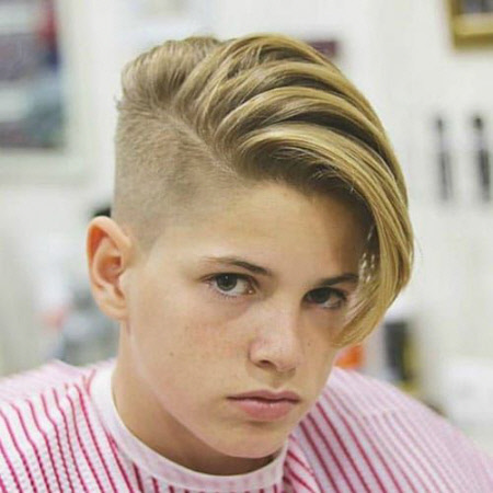 Foto de cortes de pelo de moda para niños en edad escolar.