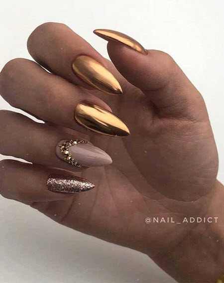 Foto de diseño de uñas con oro para uñas largas.