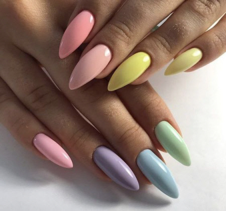 Foto de manicura multicolor para uñas largas.