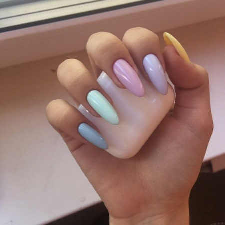 Foto de manicura multicolor para uñas largas.