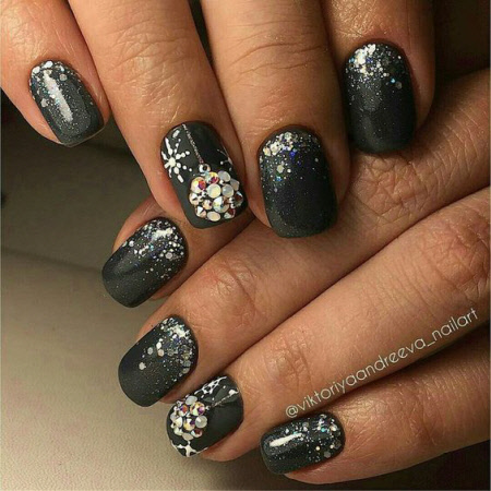 Manicure with sparkles and stones