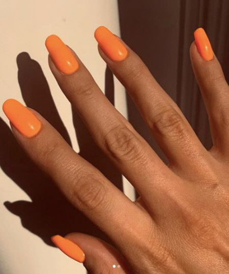 Photo of a monochromatic manicure for long nails